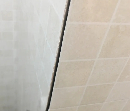 罗城瓷砖空鼓维修公司分享阳台瓷砖脱落的修复过程可以分为以下几个步骤