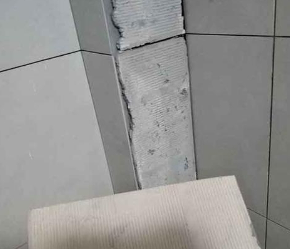 罗城瓷砖空鼓维修公司分享下厨房瓷砖脱落的补救措施。